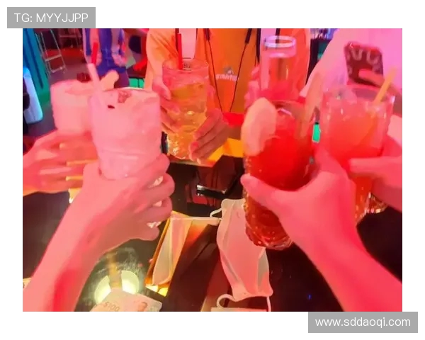 酒吧氛围升级美女与客人互动游戏欢乐畅饮之夜